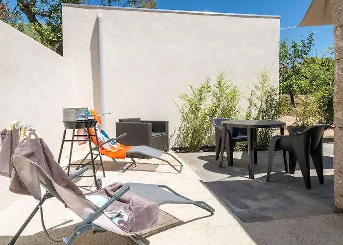 En Pierre U Pinu, 2 Personnes, Muratello, 6 Kms De Vecchio